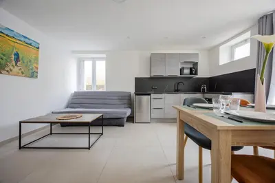Cuisine ou kitchenette dans l'établissement Le Royal Dole - Parking Gratuit - Appartement Moderne & Cosy