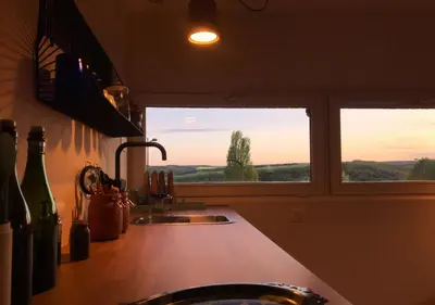 Cuisine ou kitchenette dans l'établissement LA MAISON DES BOIS D'OCRE - Gîte Appart Design - Clim Pkg Wifi Jardin à 10mn de Dijon