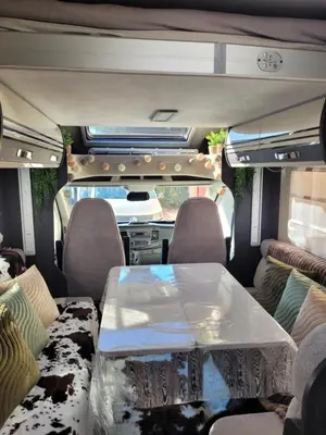 Coin salon dans l'établissement CAMPING-CAR TOURISTIQUE du JURA