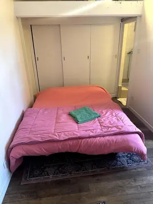 Un ou plusieurs lits dans un hébergement de l'établissement Studio vue cathédrale St-Bénigne Dijon