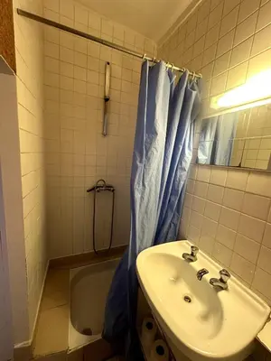 Salle de bains dans l'établissement Studio vue cathédrale St-Bénigne Dijon
