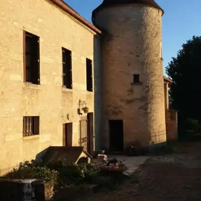 MAISON EN PIERRE type CHATEAU