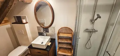 Salle de bains dans l'établissement Moulin Cozanne