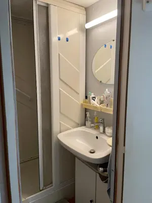 Salle de bains dans l'établissement La Cabane