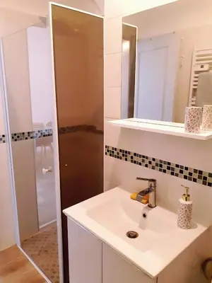 Salle de bains dans l'établissement Studio paisible en Morvan