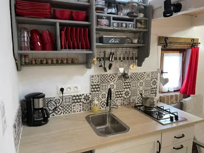 Cuisine ou kitchenette dans l'établissement Gîte Camping les Arbois