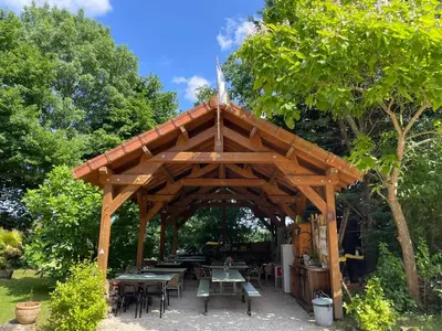Jardin de l'établissement Gîte Camping les Arbois