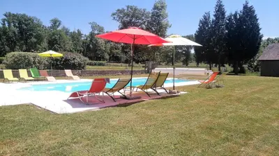 Piscine de l'établissement Les Lavandins Château de Musigny ou située à proximité