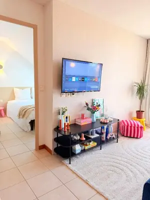Télévision ou salle de divertissement dans l'établissement Au cœur des vignes - Piscine et Sauna