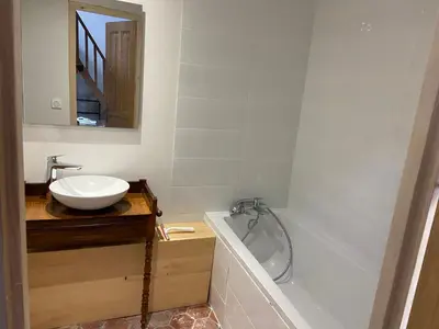 Salle de bains dans l'établissement Le Haut des Lariers Gîte
