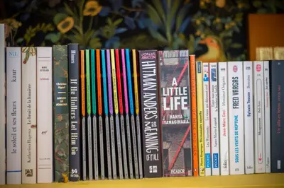 Bibliothèque dans la maison de vacances
