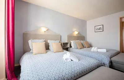 Un ou plusieurs lits dans un hébergement de l'établissement Hôtel du Centre - Le restaurant
