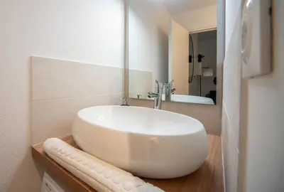 Salle de bains dans l'établissement La Citadine