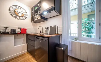 Cuisine ou kitchenette dans l'établissement La Citadine