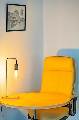 Coin salon dans l'établissement Le 28 C chouette - Spacieux - Box privé - Ascenseur - Centre