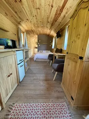 Cuisine ou kitchenette dans l'établissement Les Roulottes des Bois d'Ormes