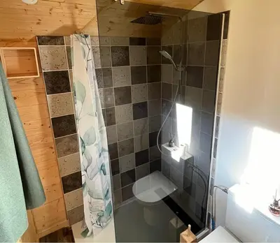 Salle de bains dans l'établissement Les Roulottes des Bois d'Ormes