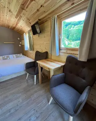 Télévision ou salle de divertissement dans l'établissement Les Roulottes des Bois d'Ormes