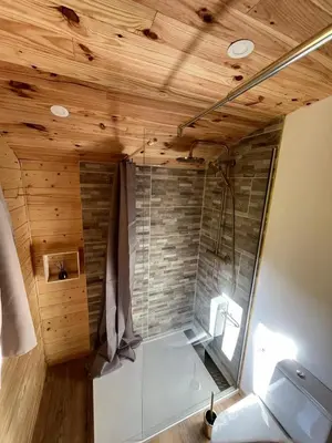 Salle de bains dans l'établissement Les Roulottes des Bois d'Ormes