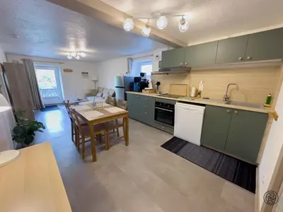 Cuisine ou kitchenette dans l'établissement Le Maé classé 4 étoiles, terrasse et parking