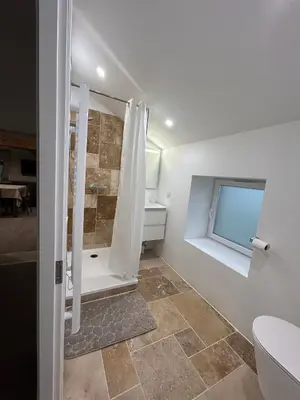 Salle de bains dans l'établissement Le Clos des Cadots - Apt 2ème Sud