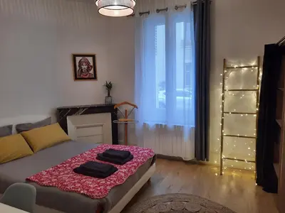 Un ou plusieurs lits dans un hébergement de l'établissement Logement COSY proche centre-ville - WiFi