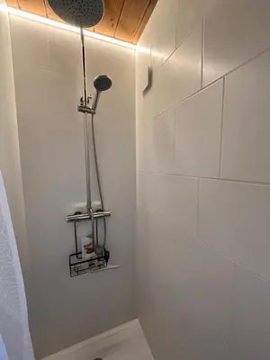 Salle de bains dans l'établissement l'oreille du pelerin - colibri