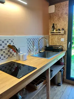 Cuisine ou kitchenette dans l'établissement l'oreille du pelerin - colibri