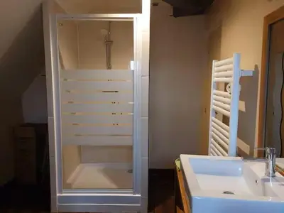 Salle de bains dans l'établissement Logement centre Quarré les Tombes