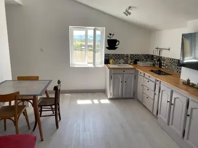 Cuisine ou kitchenette dans l'établissement Joli t2 au calme