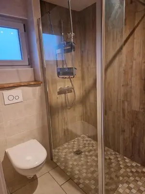 Salle de bains dans l'établissement L'Impasse du Jura