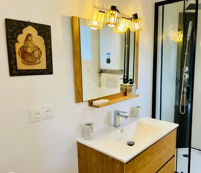 Salle de bains dans l'établissement Le Prieuré de Saint Broing