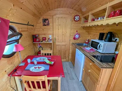 Cuisine ou kitchenette dans l'établissement Séjour insolite en bord de Saône à Mantoche - FR-1-583-390