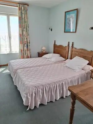 Un ou plusieurs lits dans un hébergement de l'établissement hotel Loriot