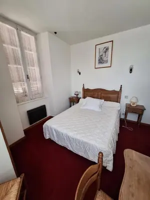 Un ou plusieurs lits dans un hébergement de l'établissement hotel Loriot