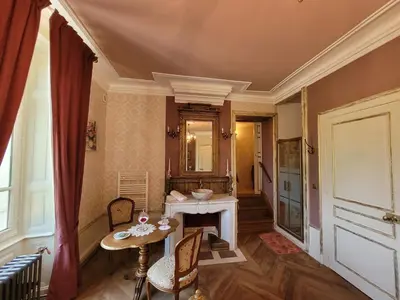 Coin salon dans l'établissement Château St Sulpice Chambre Porcelaine