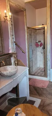 Salle de bains dans l'établissement Château St Sulpice Chambre Porcelaine