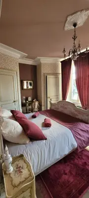 Un ou plusieurs lits dans un hébergement de l'établissement Château St Sulpice Chambre Porcelaine