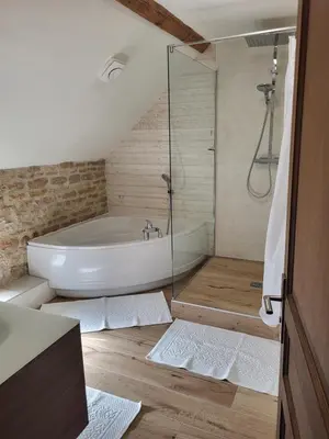Salle de bains dans l'établissement Le Chardonnay