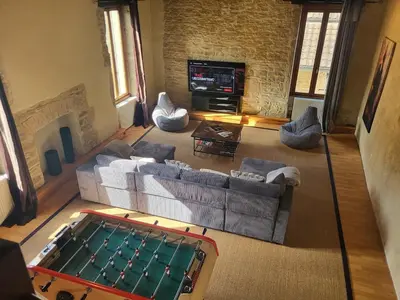 Télévision ou salle de divertissement dans l'établissement Le Chardonnay