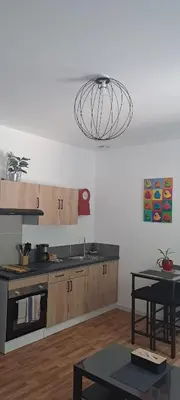Cuisine ou kitchenette dans l'établissement Les Cerisiers - Appartements entièrement équipés - Parking privé