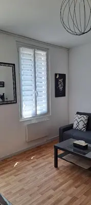 Coin salon dans l'établissement Les Cerisiers - Appartements entièrement équipés - Parking privé