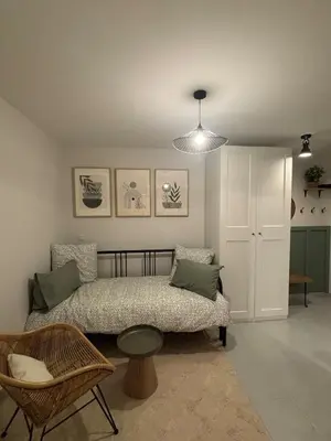 Coin salon dans l'établissement Échappée Dijonnaise - studio cosy au cœur du centre ville
