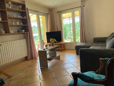 Télévision ou salle de divertissement dans l'établissement Maison familiale- 12 couchages - 6 chambres, piscine, très grand jardin