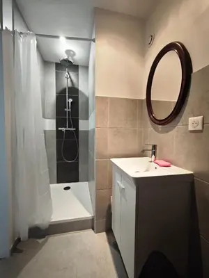 Salle de bains dans l'établissement Gîtes des cerisiers