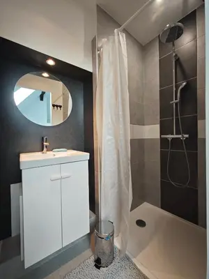Salle de bains dans l'établissement Gîtes des cerisiers