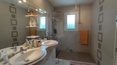 Salle de bains dans l'établissement Deux Chambres Doubles pour 4 personnes