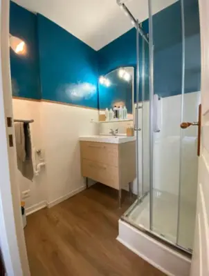 Salle de bains dans l'établissement Le Cosy