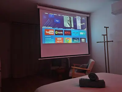Télévision ou salle de divertissement dans l'établissement Luxueux studio pour amoureux avec Sauna, Videoprojecteur et jardin