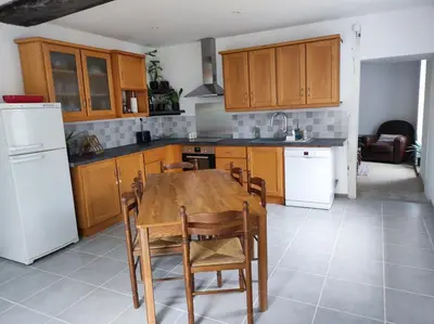 Cuisine ou kitchenette dans l'établissement Nice detached stone house